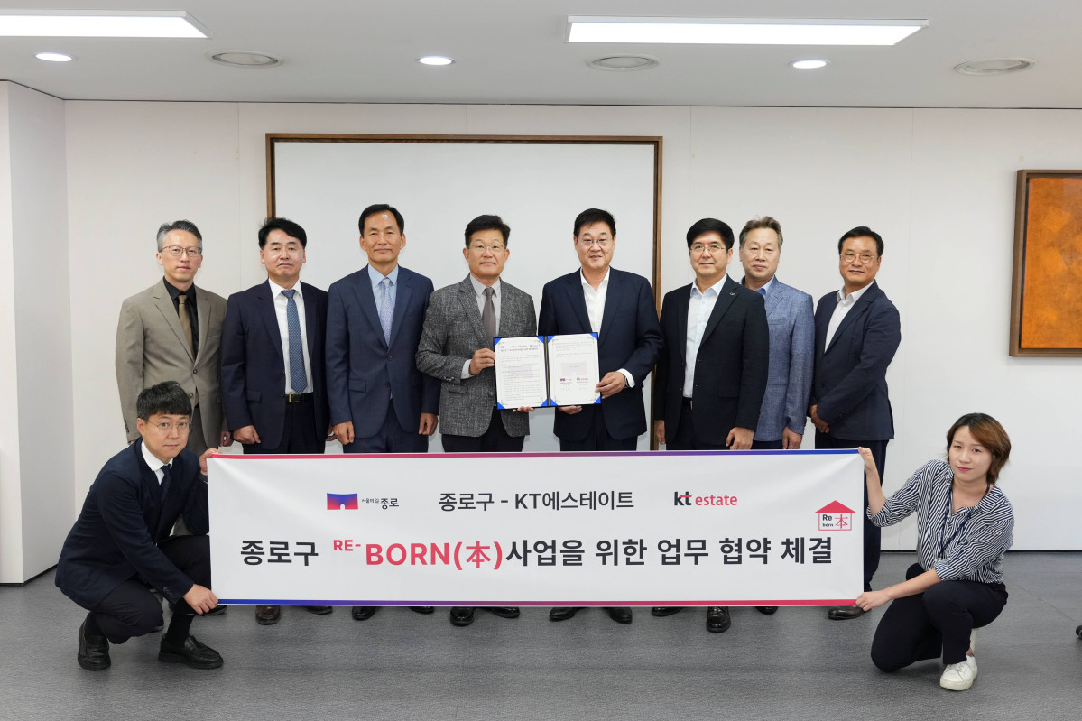 ▲KT에스테이트와 종로구청은 8일 종로구청에서 취약계층 주거 환경 개선을 위한 업무협약을 체결했다. 김승환 KT에스테이트 대표(왼쪽에서 네 번째), 정문헌 종로구청장(왼쪽에서 다섯번째). (사진제공=KT에스테이트)