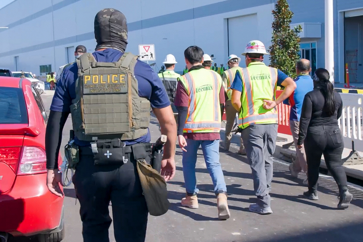 ▲미국 이민세관단속국(ICE)이 공개한 영상에서 4일(현지시간) 조지아주 서배너 인근 현대차그룹·LG에너지솔루션 합작 배터리 공장 건설 현장에서 근로자들이 호송되는 모습이 보인다. 서배너(미국)/UPI연합뉴스