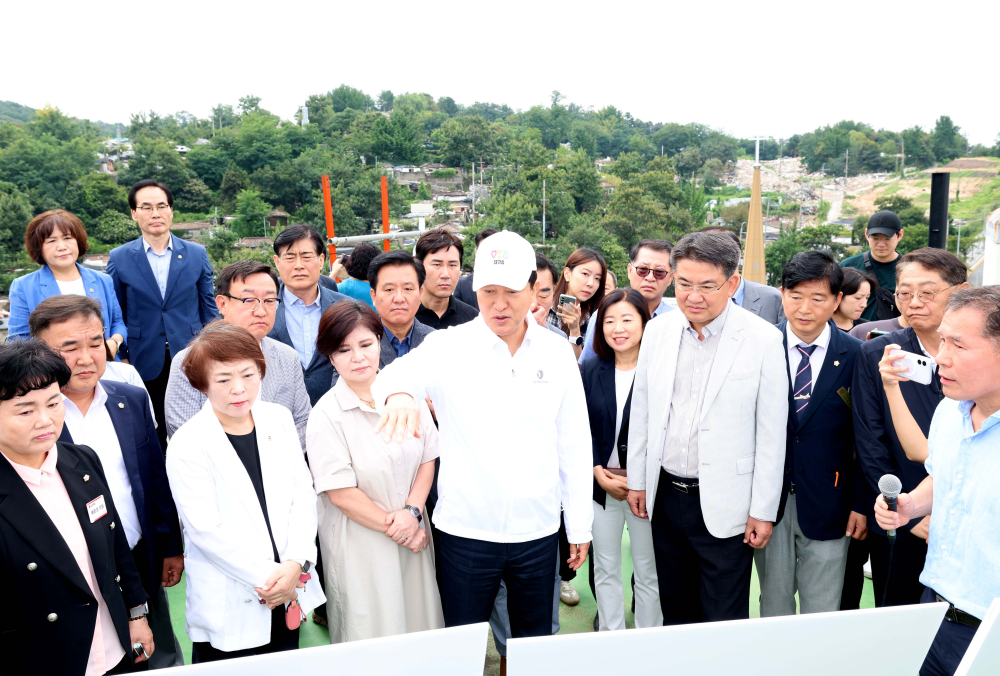 ▲오세훈 서울시장(앞줄 가운데)이 9일 서울 노원구 백사마을 재개발현장을 찾아 철거 상황을 점검하고 있다. 신태현 기자 holjjak@ (이투데이DB)