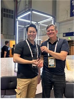 ▲IFA 2025에서 'IFA 베스트 오디오 혁신상'을 수상한 제영호(왼쪽) 제이디솔루션 대표 (사진제공=제이디솔루션)