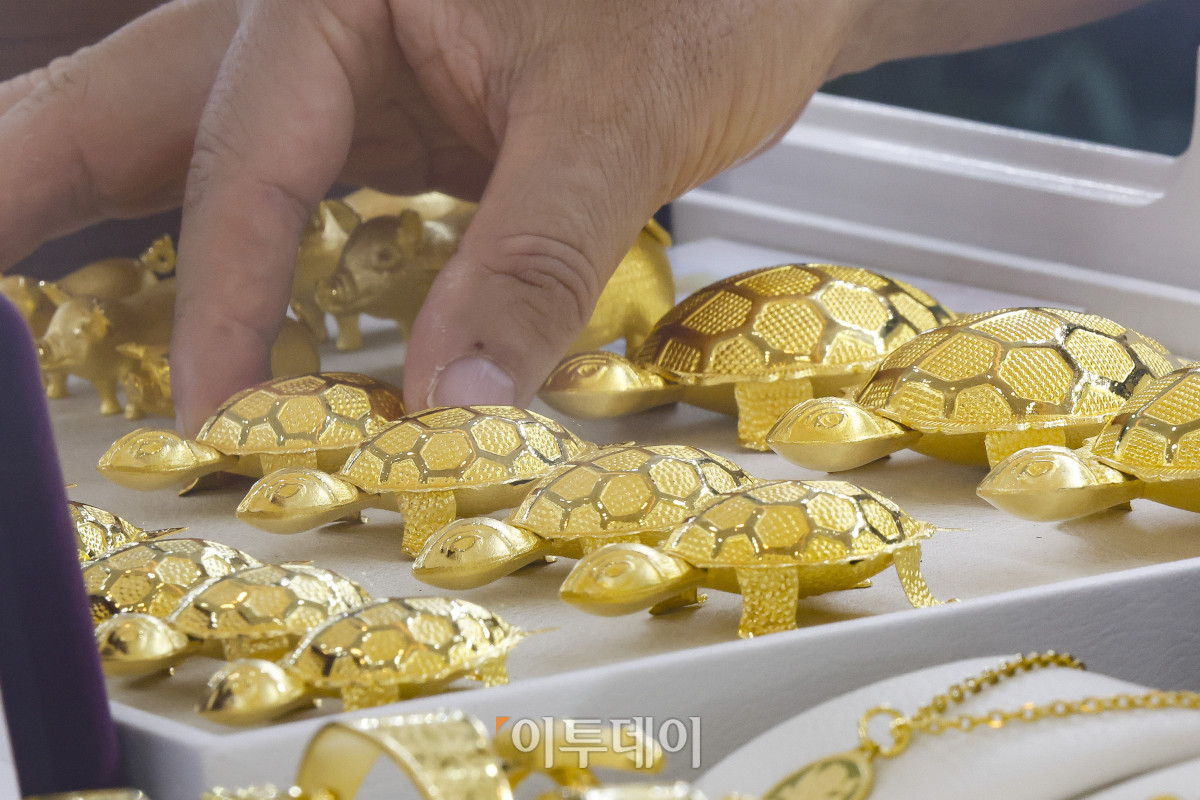 ▲국제 금값이 온스당 3600달러를 돌파하며 또다시 사상 최고치를 경신했다. 8일(현지시간) 로이터 통신에 따르면 금 현물 가격은 런던금시장협회(LBMA)에서 한때 온스당 3646.29달러에 거래되며 사상 최고가를 기록했다. 시카고상품거래소(CME)에서 거래된 금 선물 근월물(12월분) 가격은 전날보다 0.7% 상승한 온스당 3677.40달러에 거래를 마쳤다. 9일 서울 종로구 한국금거래소에서 관계자가 금을 정리하고 있다. 조현호 기자 hyunho@