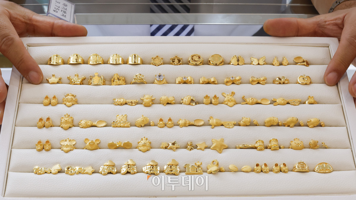 ▲국제 금값이 온스당 3600달러를 돌파하며 또다시 사상 최고치를 경신했다. 8일(현지시간) 로이터 통신에 따르면 금 현물 가격은 런던금시장협회(LBMA)에서 한때 온스당 3646.29달러에 거래되며 사상 최고가를 기록했다. 시카고상품거래소(CME)에서 거래된 금 선물 근월물(12월분) 가격은 전날보다 0.7% 상승한 온스당 3677.40달러에 거래를 마쳤다. 9일 서울 종로구 한국금거래소에서 관계자가 금을 정리하고 있다. 조현호 기자 hyunho@