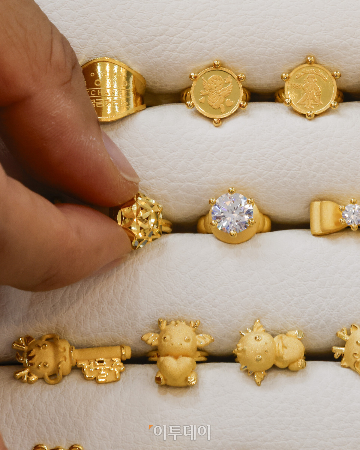 ▲국제 금값이 온스당 3600달러를 돌파하며 또다시 사상 최고치를 경신했다. 8일(현지시간) 로이터 통신에 따르면 금 현물 가격은 런던금시장협회(LBMA)에서 한때 온스당 3646.29달러에 거래되며 사상 최고가를 기록했다. 시카고상품거래소(CME)에서 거래된 금 선물 근월물(12월분) 가격은 전날보다 0.7% 상승한 온스당 3677.40달러에 거래를 마쳤다. 9일 서울 종로구 한국금거래소에서 관계자가 금을 정리하고 있다. 조현호 기자 hyunho@