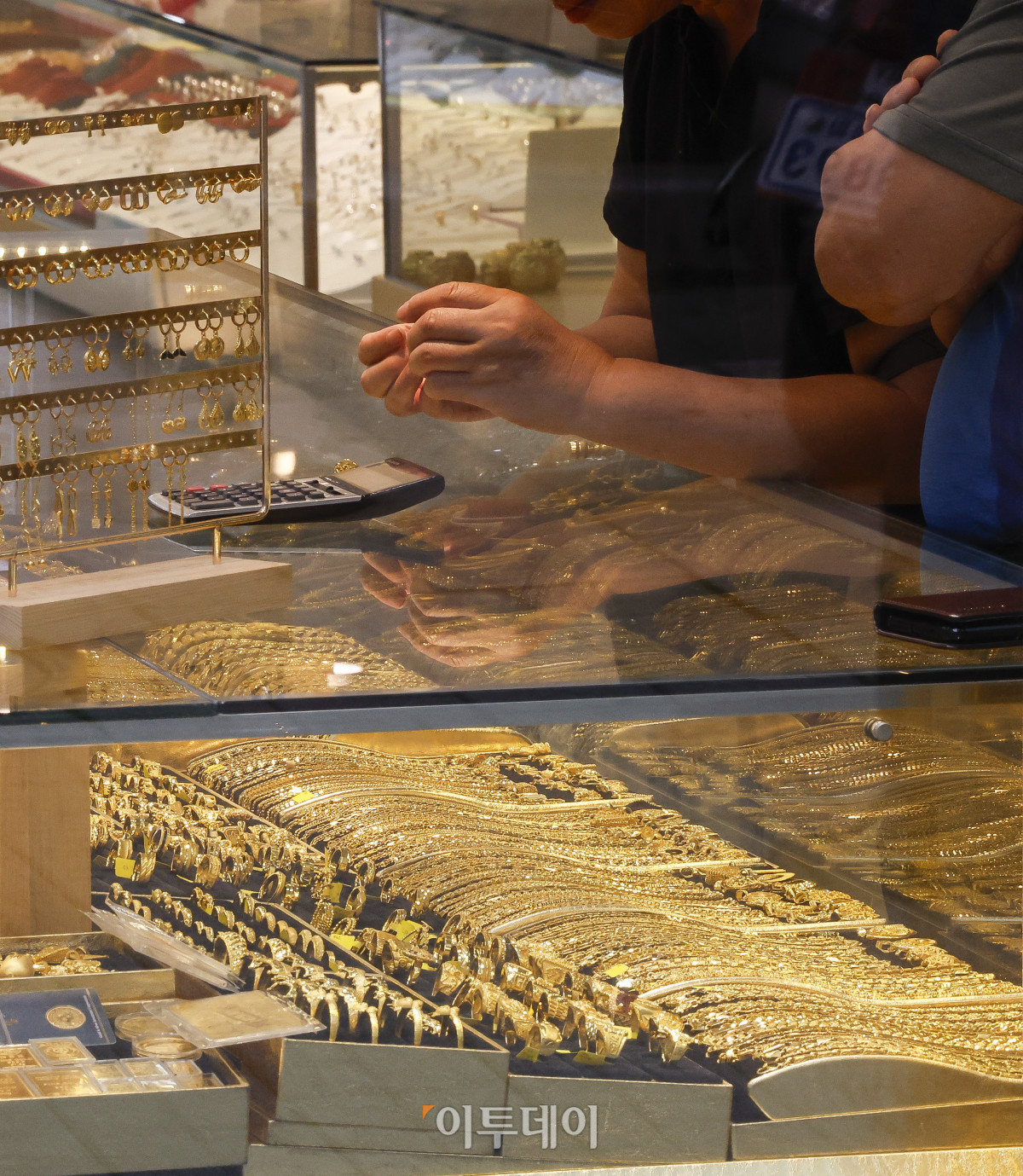 ▲국제 금값이 온스당 3600달러를 돌파하며 또다시 사상 최고치를 경신했다. 8일(현지시간) 로이터 통신에 따르면 금 현물 가격은 런던금시장협회(LBMA)에서 한때 온스당 3646.29달러에 거래되며 사상 최고가를 기록했다. 시카고상품거래소(CME)에서 거래된 금 선물 근월물(12월분) 가격은 전날보다 0.7% 상승한 온스당 3677.40달러에 거래를 마쳤다. 9일 서울 시내의 한 귀금속점에 금 제품이 진열되어 있다. 조현호 기자 hyunho@