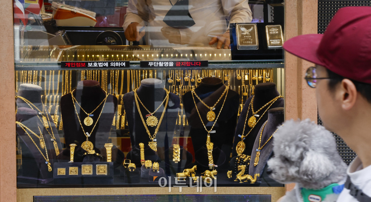 ▲국제 금값이 온스당 3600달러를 돌파하며 또다시 사상 최고치를 경신했다. 8일(현지시간) 로이터 통신에 따르면 금 현물 가격은 런던금시장협회(LBMA)에서 한때 온스당 3646.29달러에 거래되며 사상 최고가를 기록했다. 시카고상품거래소(CME)에서 거래된 금 선물 근월물(12월분) 가격은 전날보다 0.7% 상승한 온스당 3677.40달러에 거래를 마쳤다. 9일 서울 시내의 한 귀금속점에 금 제품이 진열되어 있다. 조현호 기자 hyunho@
