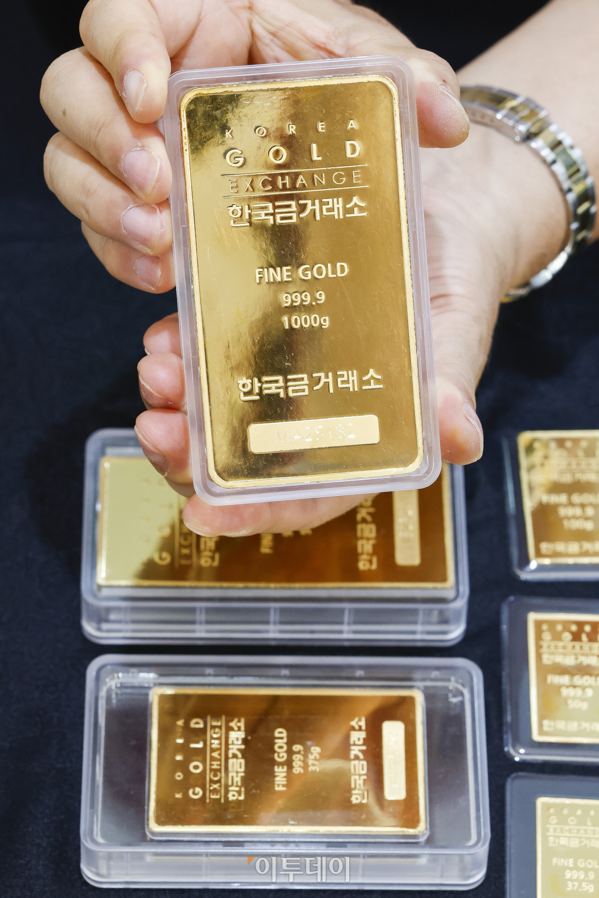 ▲9일 서울 종로구 한국금거래소에서 관계자가 골드바를 정리하고 있다. 조현호 기자 hyunho@