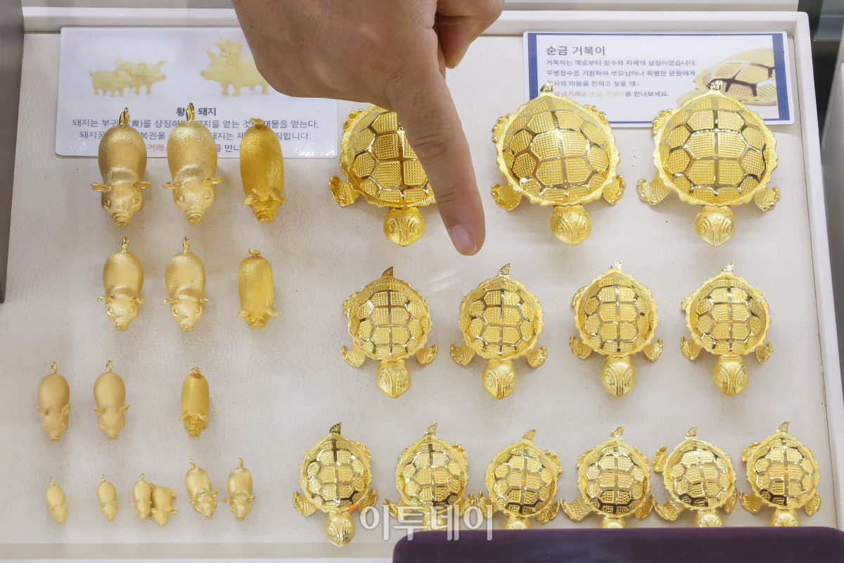 ▲국제 금값이 온스당 3600달러를 돌파하며 또다시 사상 최고치를 경신했다. 8일(현지시간) 로이터 통신에 따르면 금 현물 가격은 런던금시장협회(LBMA)에서 한때 온스당 3646.29달러에 거래되며 사상 최고가를 기록했다. 시카고상품거래소(CME)에서 거래된 금 선물 근월물(12월분) 가격은 전날보다 0.7% 상승한 온스당 3677.40달러에 거래를 마쳤다. 9일 서울 종로구 한국금거래소에서 관계자가 금 제품을 정리하고 있다. 조현호 기자 hyunho@