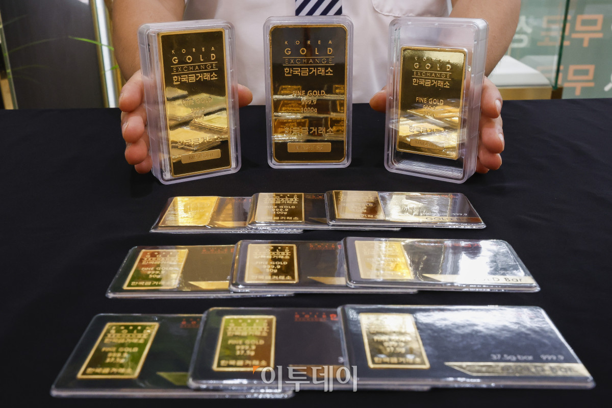 ▲9일 서울 종로구 한국금거래소에서 관계자가 골드바를 정리하고 있다. 조현호 기자 hyunho@