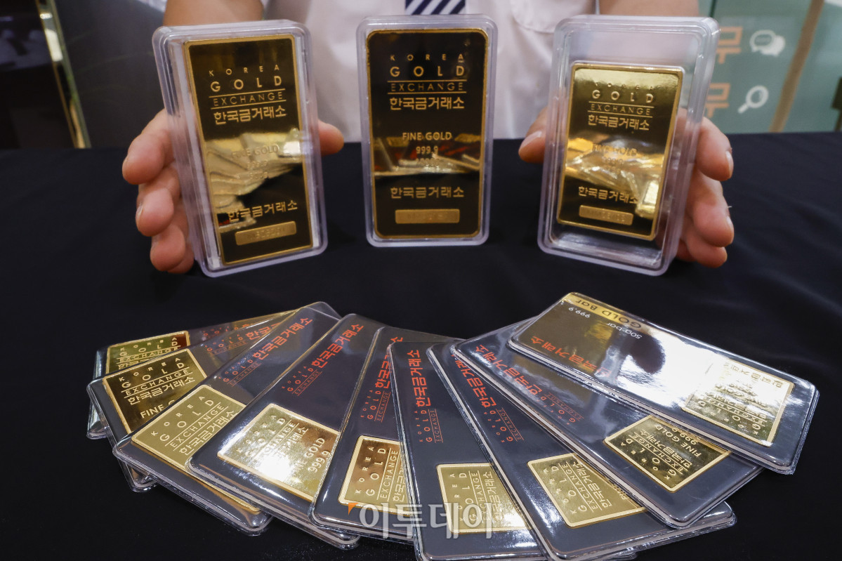 ▲국제 금값이 온스당 3600달러를 돌파하며 또다시 사상 최고치를 경신했다. 8일(현지시간) 로이터 통신에 따르면 금 현물 가격은 런던금시장협회(LBMA)에서 한때 온스당 3646.29달러에 거래되며 사상 최고가를 기록했다. 시카고상품거래소(CME)에서 거래된 금 선물 근월물(12월분) 가격은 전날보다 0.7% 상승한 온스당 3677.40달러에 거래를 마쳤다. 9일 서울 종로구 한국금거래소에서 관계자가 골드바를 정리하고 있다. 조현호 기자 hyunho@