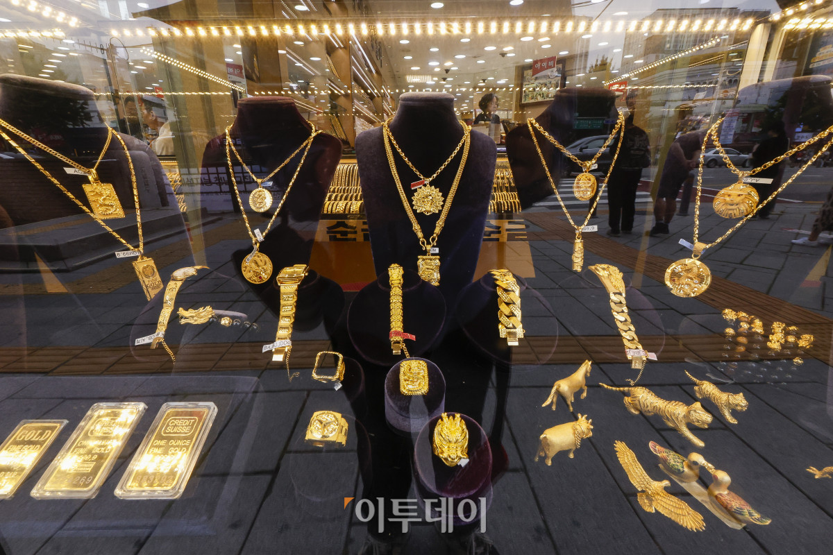 ▲국제 금값이 온스당 3600달러를 돌파하며 또다시 사상 최고치를 경신했다. 8일(현지시간) 로이터 통신에 따르면 금 현물 가격은 런던금시장협회(LBMA)에서 한때 온스당 3646.29달러에 거래되며 사상 최고가를 기록했다. 시카고상품거래소(CME)에서 거래된 금 선물 근월물(12월분) 가격은 전날보다 0.7% 상승한 온스당 3677.40달러에 거래를 마쳤다. 9일 서울 시내의 한 귀금속점에 금 제품이 진열되어 있다. 조현호 기자 hyunho@