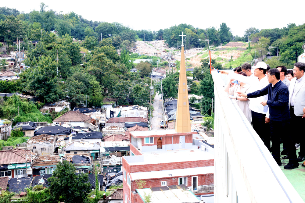 ▲오세훈 서울시장이 9일 서울 노원구 백사마을 재개발현장을 찾아 철거 상황을 점검하고 있다. 신태현 기자 holjjak@ (이투데이DB)