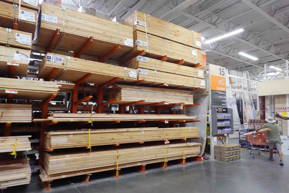 ▲지난달 8일(현지시간) 미국 캘리포니아주 패서디나에 있는 홈디포 매장에 쌓여있는 목재의 모습. (캘리포니아/AFP연합뉴스)