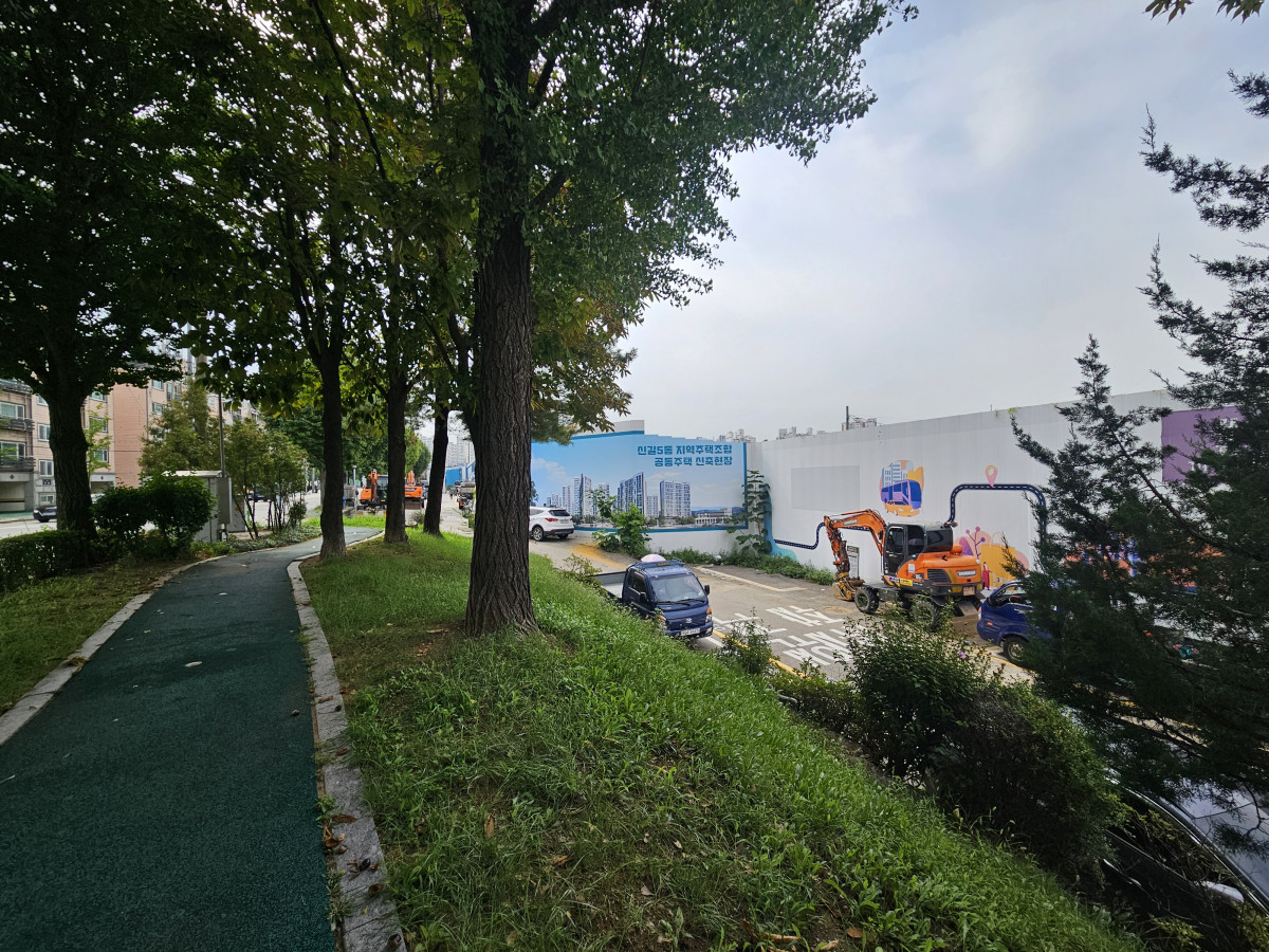 ▲‘더샵 신풍역’ 인근 산책로. (김지영 기자 kjy42)