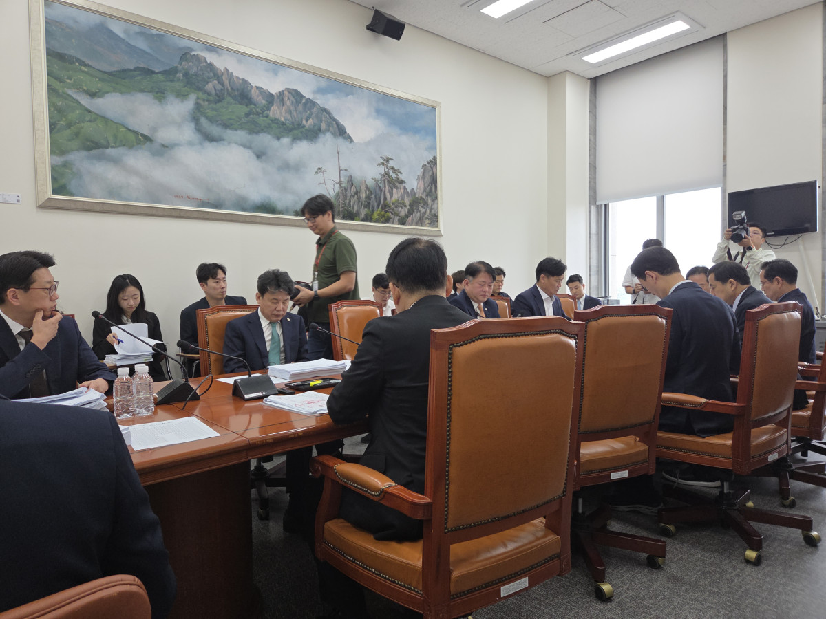 ▲여의도 국회 본관에서 열린 기획재정위원회 경제재정소위원회에서 의원들이 상정된 법안을 살펴보고 있다. (유승호 기자 peter@)