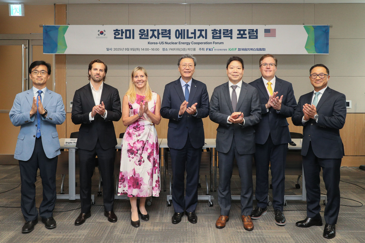 ▲ 김창범 한경협 부회장을 비롯한 내빈들이 9일 FKI타워에서 열린 '한미 원자력 에너지 협력 포럼'에 참석해 기념촬영을 하고 있다. 사진 앞줄 왼쪽부터 정용훈 카이스트 교수, 로버트 패라리 아폴로 상무, 브리짓 포쉬 아폴로 APAC크레딧총괄, 김창범 한경협 부회장, 마이클 현 PSEG CCO, 로버트 드나잇 PSEG 원전부문 부사장, 배준범 메이어브라운 변호사. (한경협)