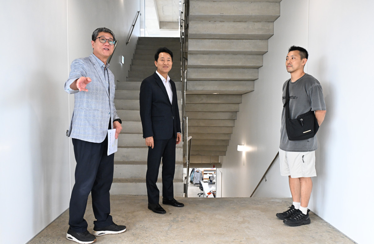 ▲오세훈 서울시장이 8일(월) (주)푸하하건축사사무소 한양규 대표와 '제43회 서울시 건축상' 대상에 선정된 성동구 ‘코어해체시스템’을 둘러보고 있다. (사진제공=서울시)