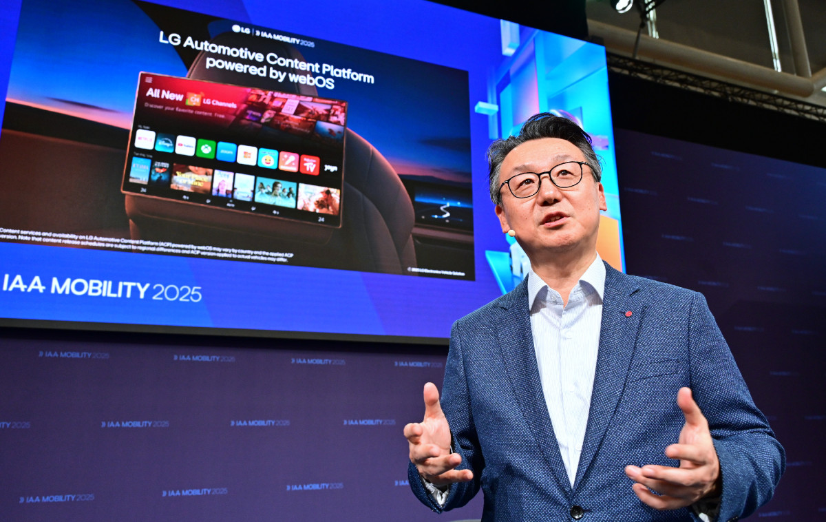 ▲LG전자 은석현 VS사업본부장이 국제 모터쇼 'IAA 모빌리티 2025'서 '차량 내 경험의 재정의'를 주제로 콘퍼런스를 진행하고 있다. (사진제공=LG전자)