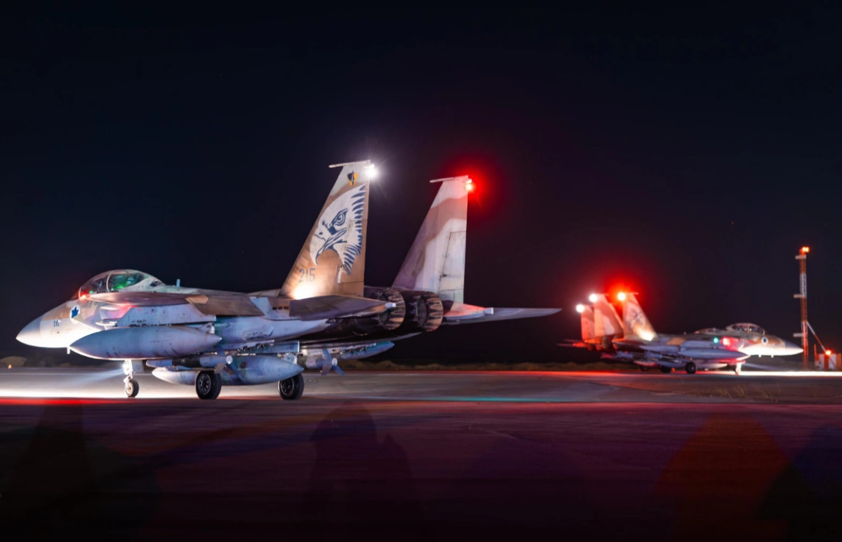 ▲이스라엘 공군 69비행대대의 장거리 정밀타격용 'F-15 라암' 전투기가 야간 폭격을 위해 이륙하고 있다.  (출처 이스라엘방위군(IDF))