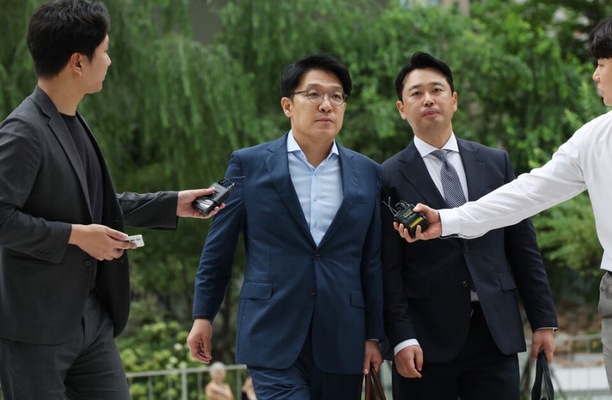 ▲김상민 전 부장검사가 9일 종로구에 마련된 김건희특검 사무실에 출석하고 있다 (연합뉴스)