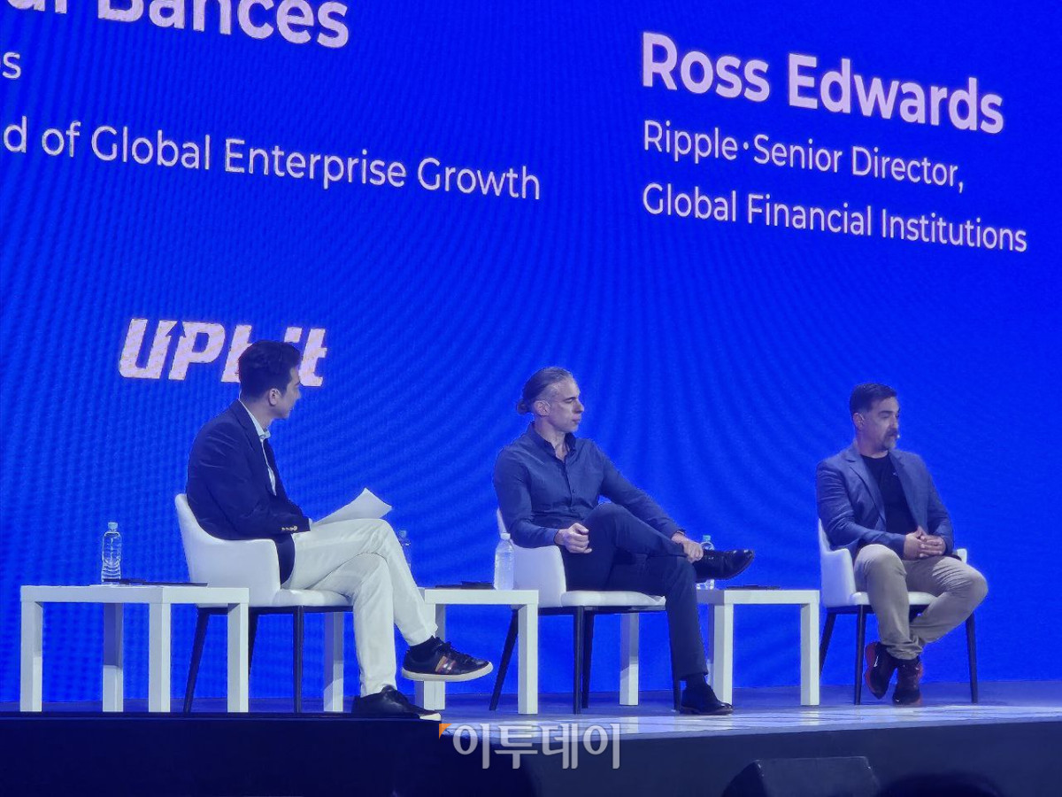 ▲이종섭 서울대학교 교수(사진 왼쪽)가 9일 서울 강남구 그랜드 인터컨티넨탈 서울 파르나스에서 열린 업비트 D 컨퍼런스 2025(Upbit D conference 2025)에서  폴 밴시스 팍소스(Paxos) 글로벌 엔터프라이즈 성장 총괄(사진 가운데), 로스 에드워드 리플(Ripple) 글로벌 금융기관 담당 시니어 디렉터(사진 오른쪽)와 대담을 하고 있다. (박정호 기자 godot@)