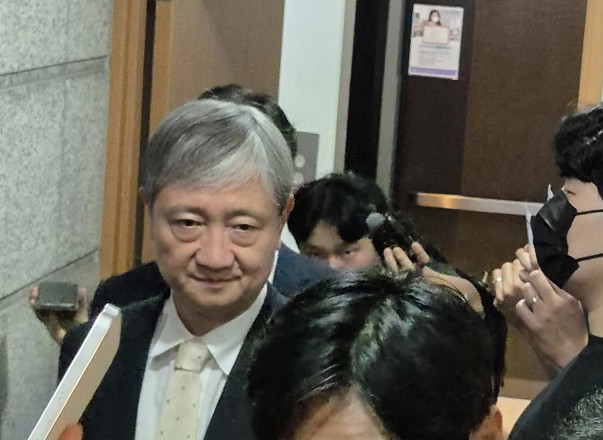 ▲이찬진 금융감독원장이 9일 오후 굳은 표정으로 간담회장에 들어가고 있다.  (여다정 기자 yeopo@)