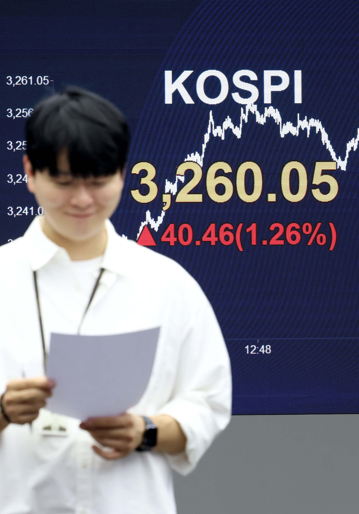 ▲코스피가 세제 개편안 불확실성 해소 기대감에 힘입어 연고점을 경신했다. 9일 서울 여의도 KB국민은행 스마트딜링룸 모니터에 코스피 종가가 표시되고 있다. 이날 코스피는 전장 대비 40.46포인트(1.26%) 오른 3260.05에 마감했다. 코스피가 3250선을 넘어선 것은 지난 7월30일(3254.47) 이후 한 달여 만으로, 장 마감 기준 연중 최고치다. 신태현 기자 holjjak@