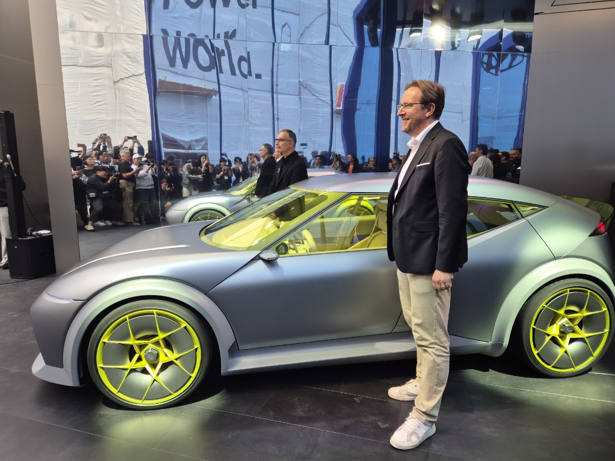 ▲현대차는 9일(현지시간) 독일 뮌헨 'IAA 모빌리티 2025' 오픈스페이스 현대차 부스에서 콘셉트카 ‘콘셉트 쓰리(Concept THREE)’를 세계 최초로 선보였다. 콘셉트 쓰리는 차별화된 소형 EV를 통해 아이오닉 라인업을 소형 차급까지 확장하겠다는 현대차의 비전을 담은 모델이다. 자비에르 마르티넷(차량 오른쪽) 현대차 유럽권역장. 뮌헨(독일)=권태성 기자 tskwon@