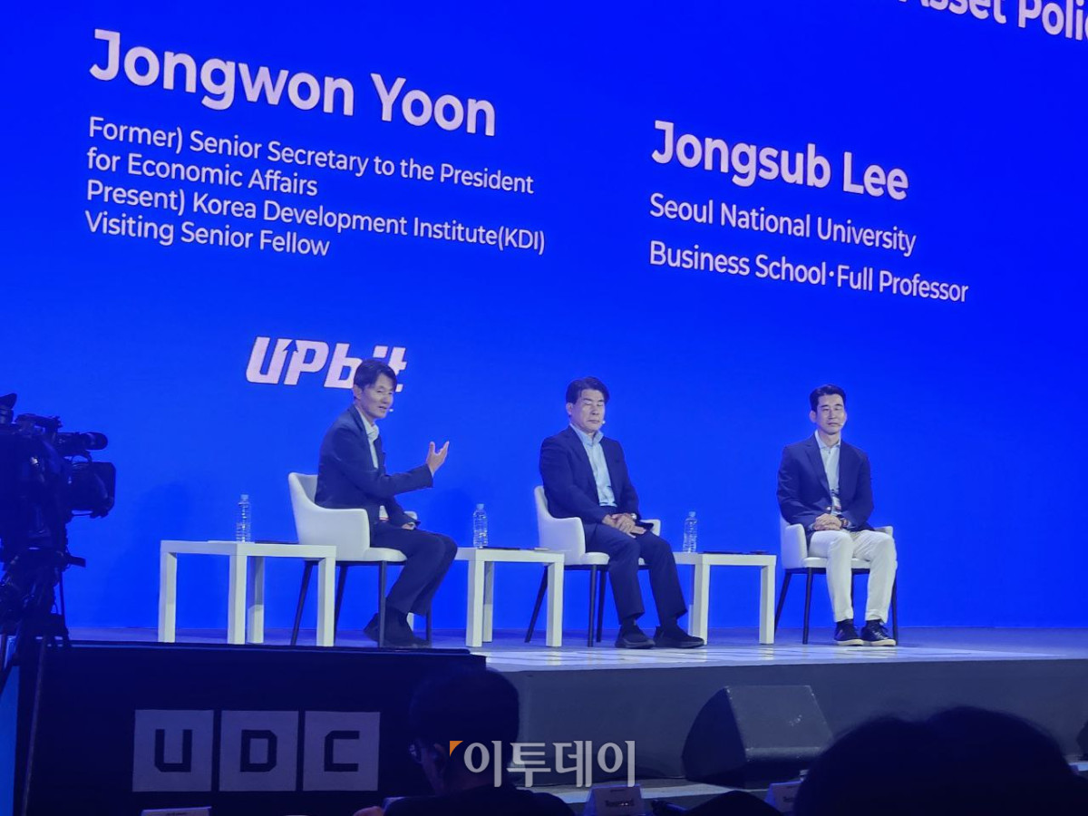▲9일 서울 강남구 그랜드 인터컨티넨탈 서울 파르나스에서 열린 업비트 D 컨퍼런스 2025(Upbit D conference 2025)에서 유재수 전 금융위원회 국장, 윤종완 전 청와대 경제수석, 이종섭 서울대학교 교수(사진 왼쪽부터)가 대담을 하고 있다. (박정호 기자 godot@)