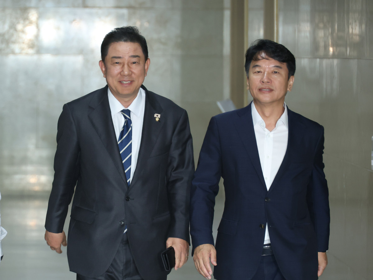 ▲김병기 더불어민주당 원내대표(국회 운영위원장)과 문진석 원내운영수석부대표가 9일 서울 여의도 국회에서 송언석 국민의힘 원내대표와의 회동을 위해 운영위원장실로 향하고 있다. (뉴시스)