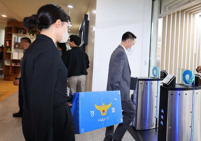 ▲9일 인천경찰청 수사관들이 인천시청 압수수색을 마친 뒤 압수품을 들고 이동하고 있다.  (연합뉴스)