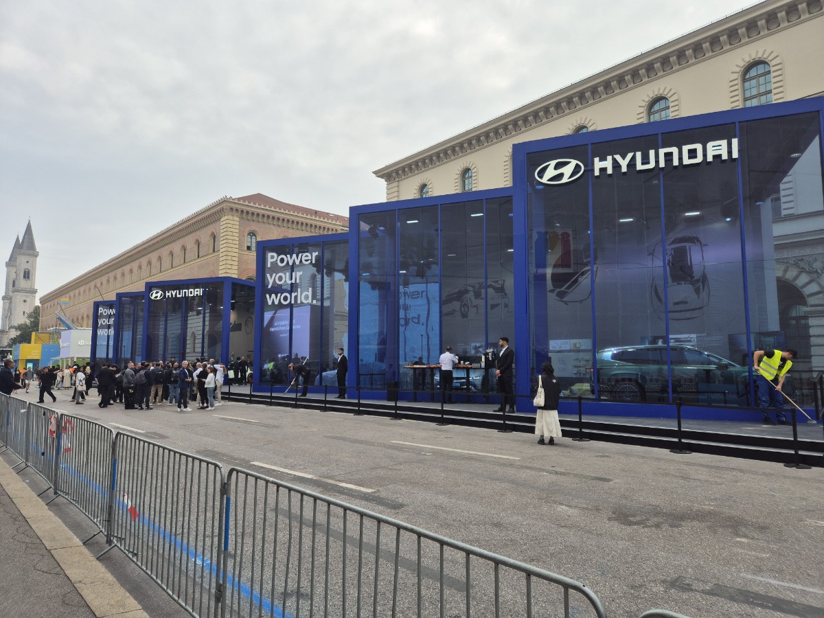 ▲9일(현지시간) 독일 뮌헨 'IAA 모빌리티 2025' 오픈스페이스 현대차 부스 전경. 현대차는 이번 IAA 모빌리티 전시회에서 580㎡ 규모의 부스를 마련해 콘셉트 쓰리와 인스터로이드 콘셉트카를 비롯해 아이오닉 5, 아이오닉 6 N, 아이오닉 9, 코나 일렉트릭, 캐스퍼 일렉트릭 크로스 등 전기차 7종을 전시한다. 뮌헨(독일)=권태성 기자