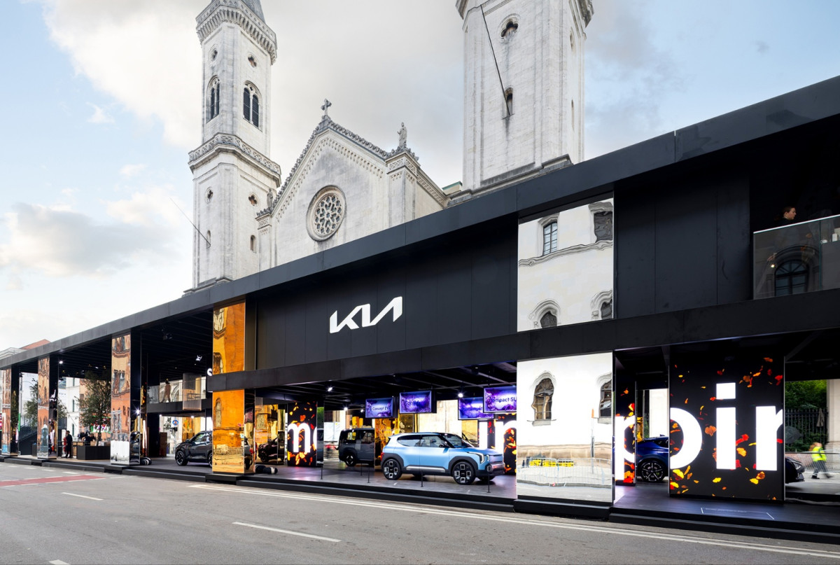 ▲9일(현지시간) 기아는 독일 뮌헨 'IAA 모빌리티 2025' 야외 공간인 오픈스페이스에 전시관을 조성했다. 기아는 '영감의 창(Windows of Inspiration)'이라는 고유의 전시 콘셉트를 바탕으로 관람객들이 쉽고 친숙하게 접근할 수 있도록 했다. (사진=기아)