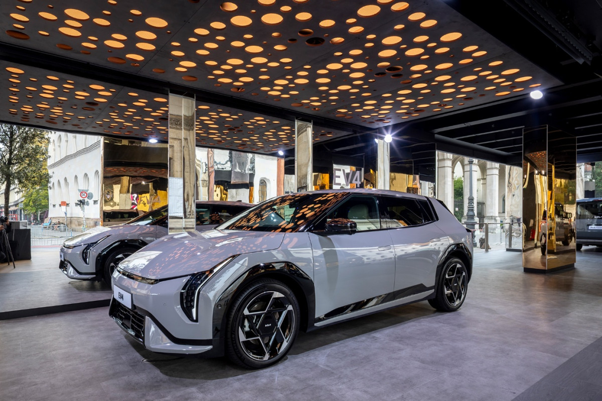 ▲9일(현지시간) 독일 뮌헨 'IAA 모빌리티 2025' 오픈스페이스 기아 부스에 전시된 EV4. (사진=기아)