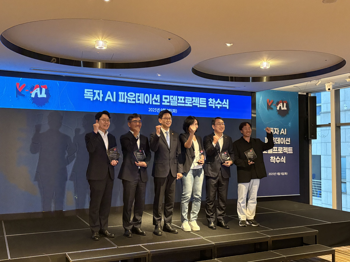 ▲9일 서울시 중구 르메르디앙 서울 명동에서 열린 독자 AI 파운데이션 프로젝트 착수식에서 참가자들이 기념사진을 촬영하고 있다. (임유진 기자 @newjean)