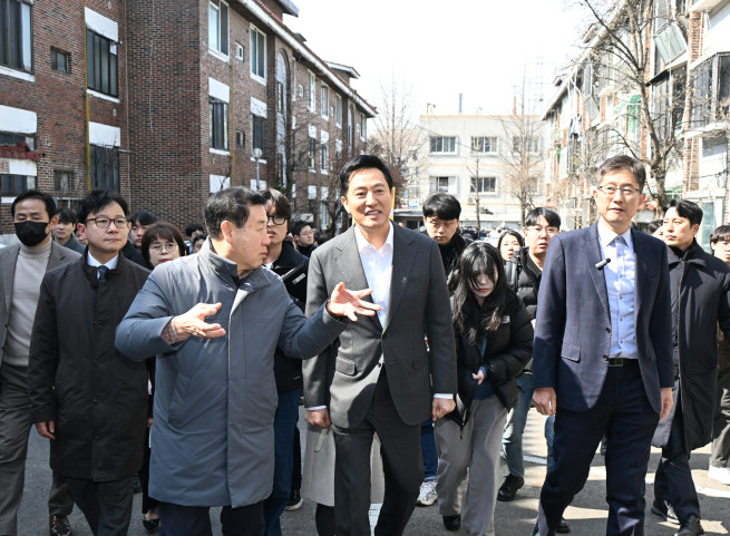 ▲오세훈 서울시장이 지난 3월 규체철폐 33호 대상지인 구로구 오류동 108-1번지 일대를 둘러보고 있다.  (사진제공=서울시)