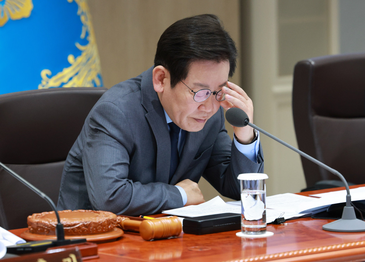 ▲이재명 대통령이 9일 서울 용산 대통령실에서 열린 국무회의에서 자료를 살펴보고 있다. (연합뉴스)