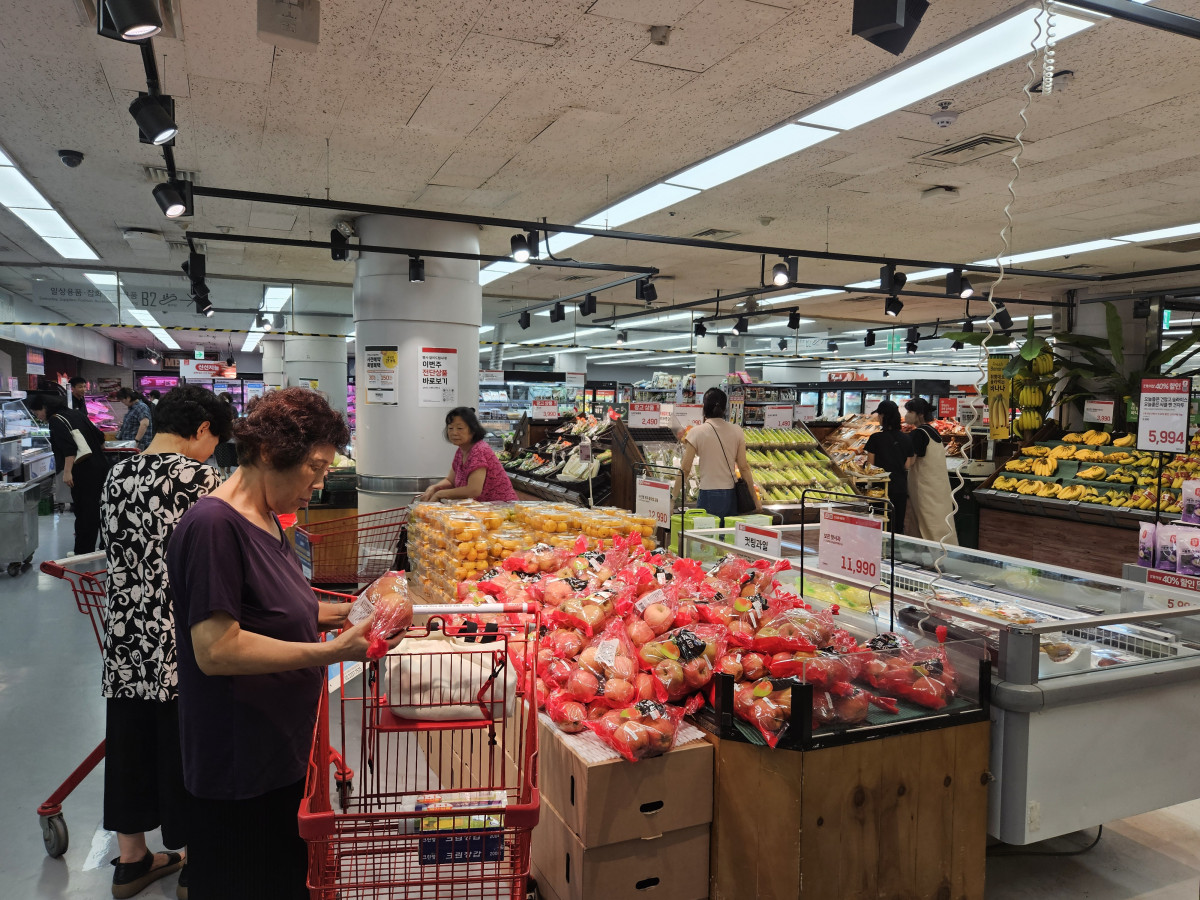 ▲서울 한 대형마트 과일 코너에서 장을 보고 있는 주부들 (사진=문현호 기자 m2h@)