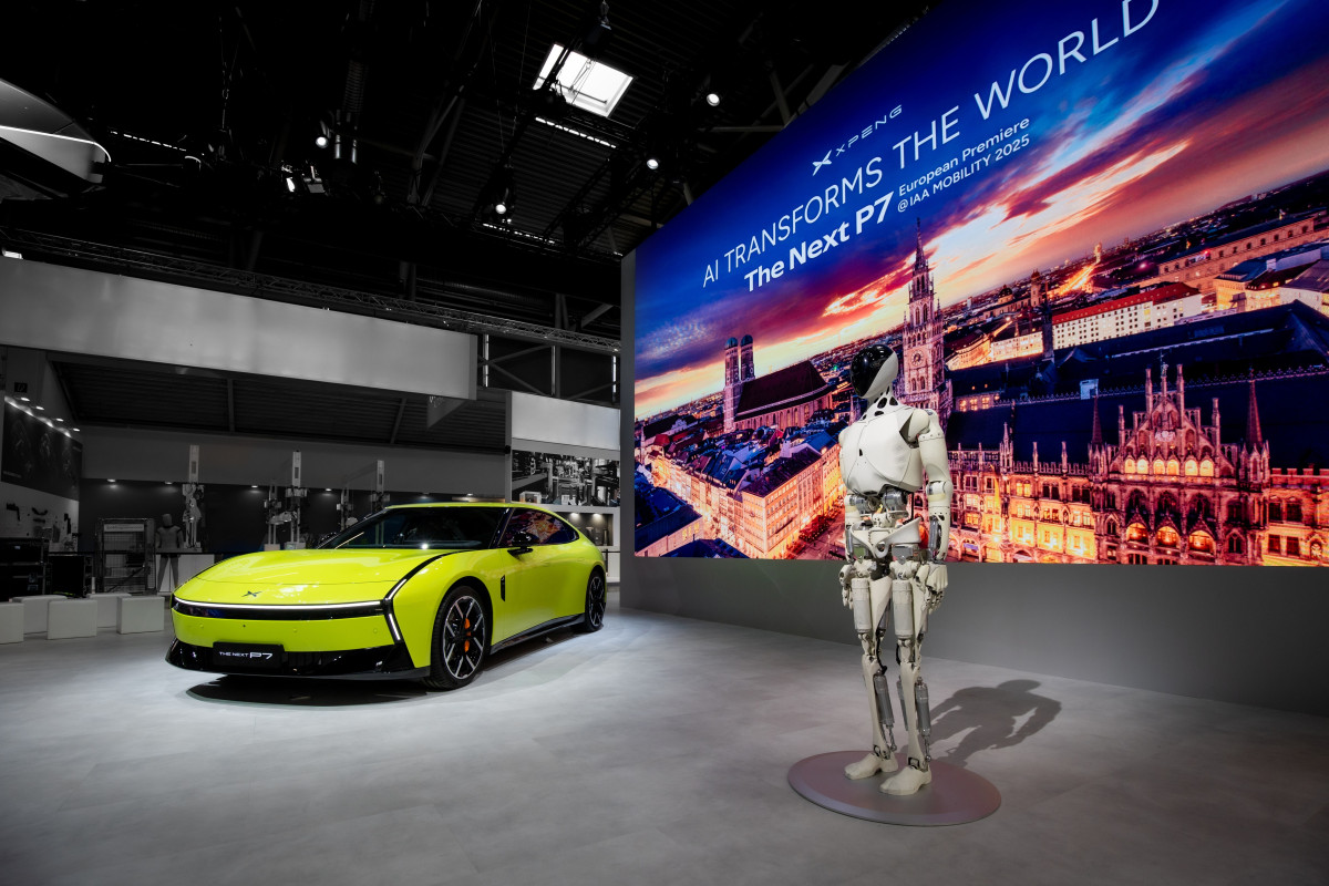 ▲샤오펑 ‘넥스트 P7’(왼쪽)과 휴머노이드 로봇 '아이언' (사진=샤오펑)