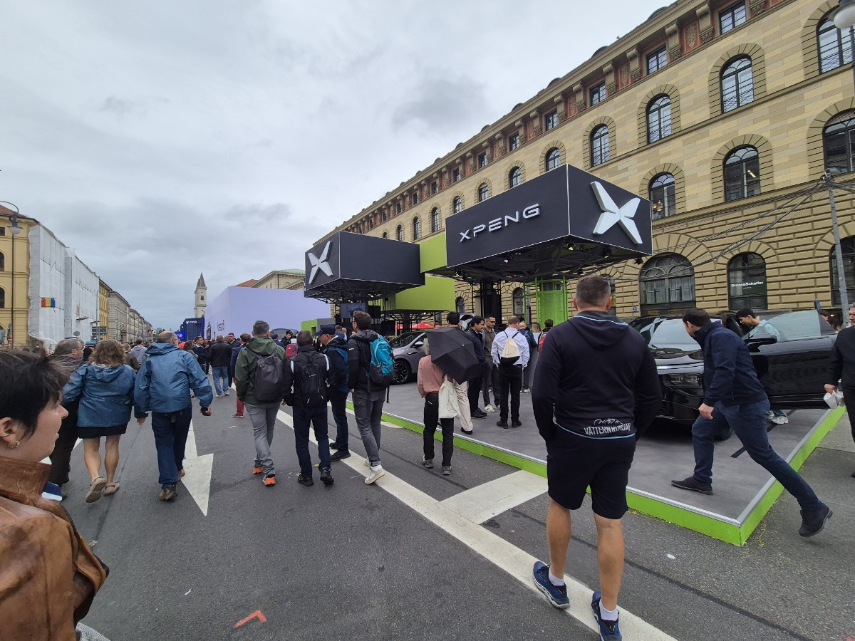 ▲9일(현지시간) 독일 뮌헨 'IAA 모빌리티 2025' 오픈스페이스에 자리잡은 샤오펑 전시관이 관람객들로 붐비고 있다. 뮌헨(독일)=권태성 기자 tskwon@