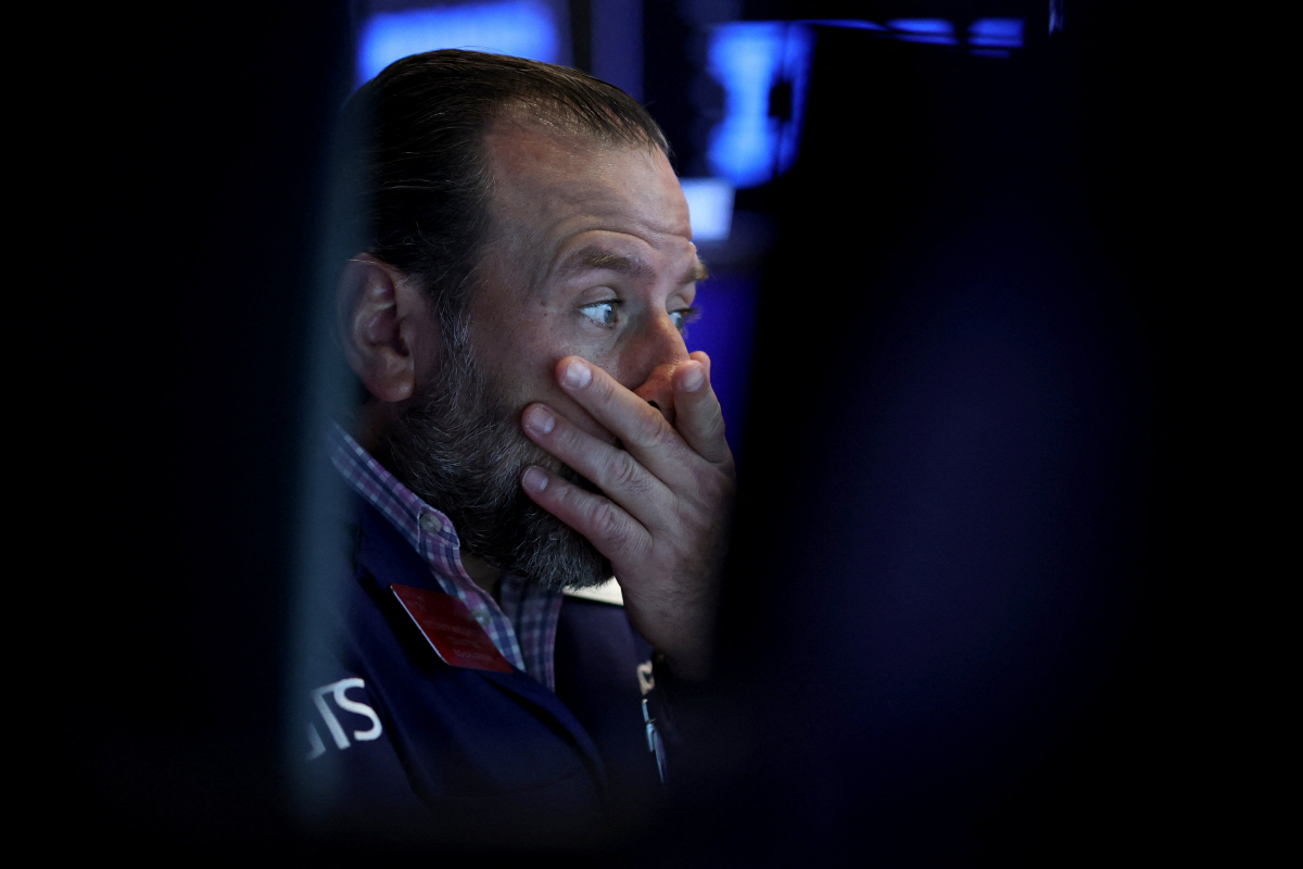 ▲뉴욕증권거래소(NYSE)에서 9일(현지시간) 트레이더가 주가를 살피고 있다. 뉴욕/로이터연합뉴스