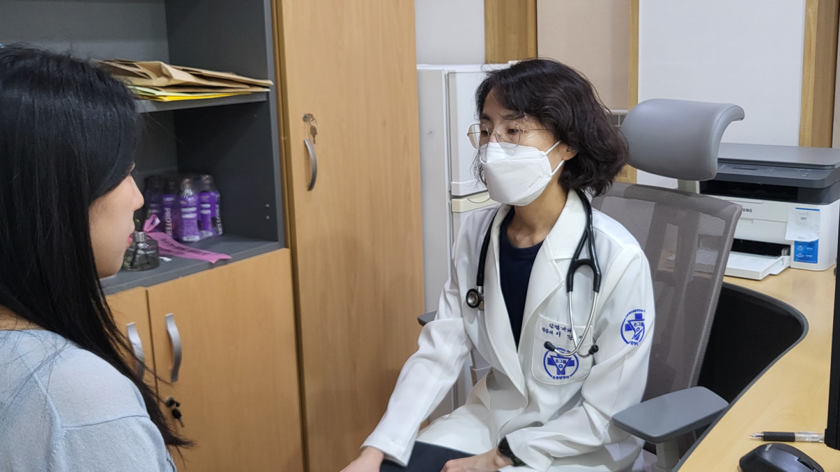 ▲ 온병원 감염병센터 이진영 감염내과 과장이 외래환자를 진료하는 모습. (사진제공=온병원)