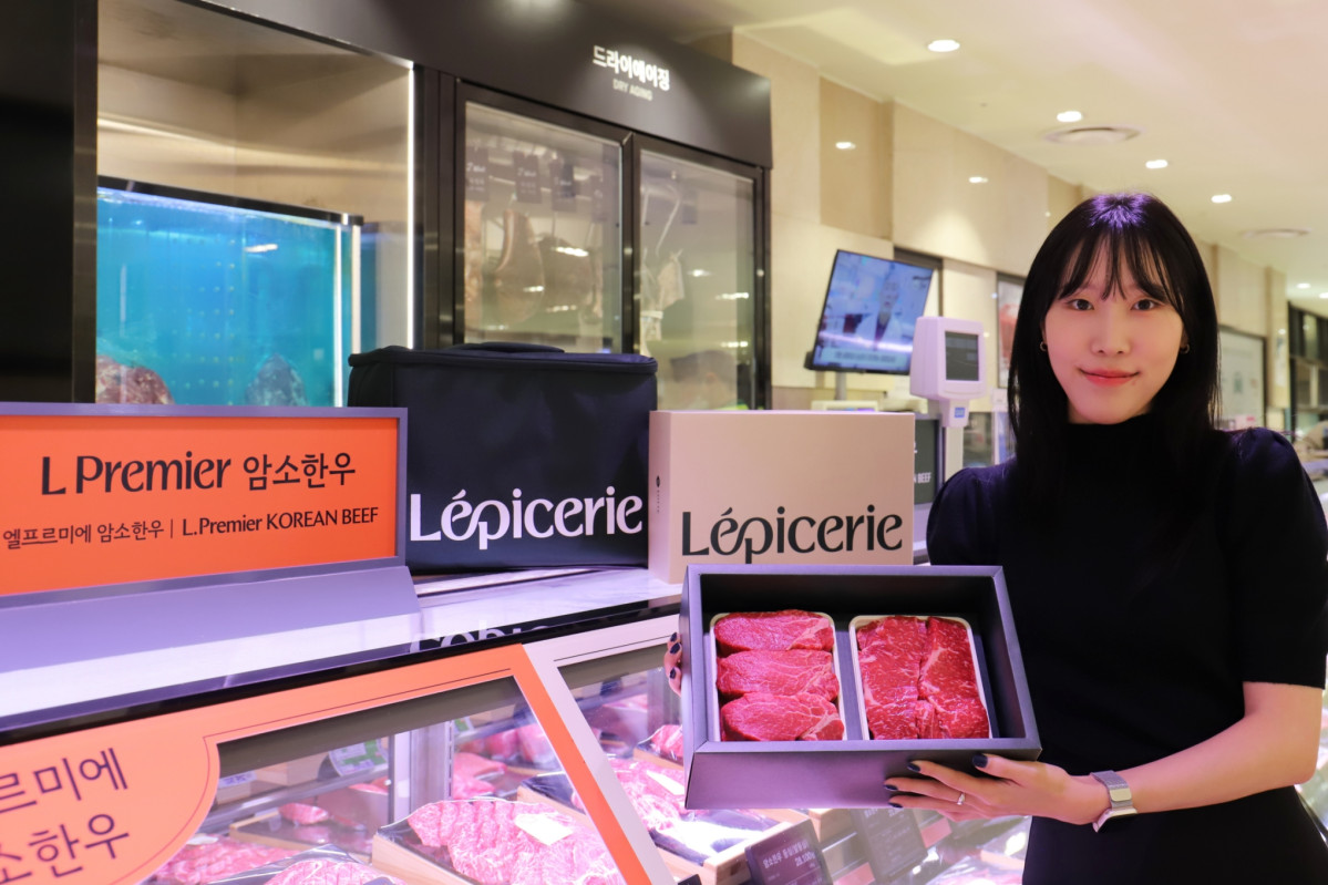 ▲서울 중구 소공동에 위치한 롯데백화점 본점 지하 1층 식품관에서 모델이 추석 한우 기프트를 들고 있다. (사진제공=롯데쇼핑)