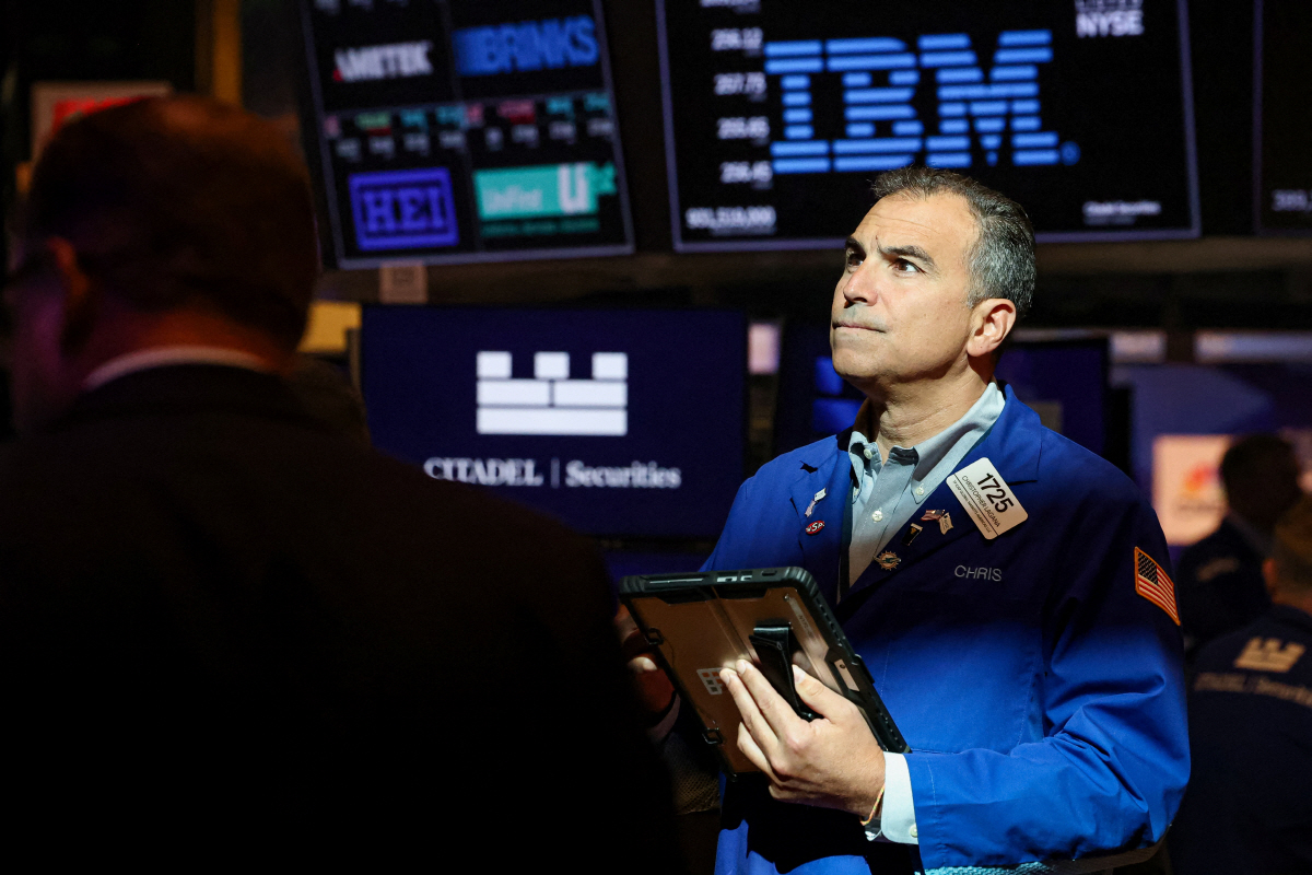 ▲미국 뉴욕증권거래소(NYSE)에서 9일(현지시간) 트레이더들이 작업하고 있다. (뉴욕/로이터연합뉴스)