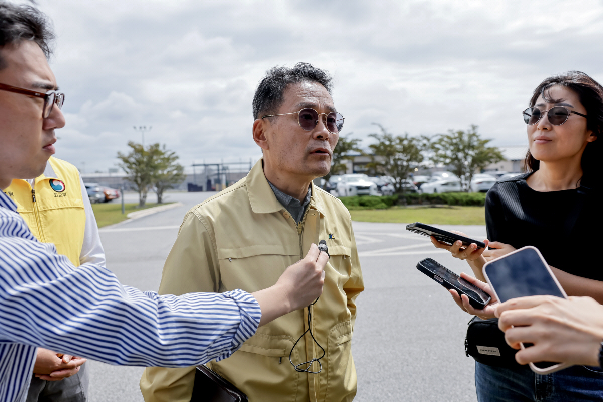 ▲조기중 워싱턴 총영사가 9일(현지시간) 한국인 근로자들이 구금된 미국 조지아주 포크스턴 이민세관단속국(ICE) 구금시설에서 회의를 마친 뒤 기자들과 이야기를 하고 있다.  (포크스턴(미국)/EPA연합뉴스)