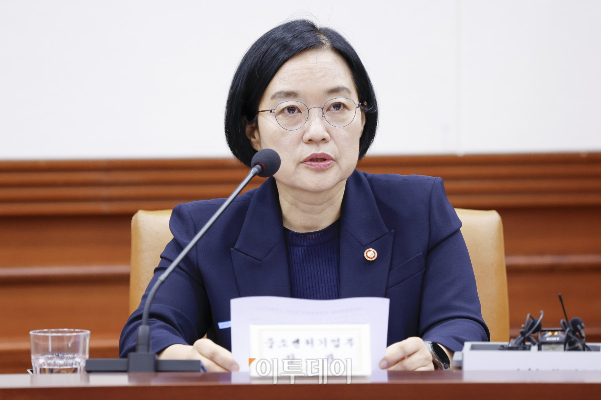 ▲한성숙 중소벤처기업부 장관이 10일 서울 종로구 정부서울청사에서 열린 산업경쟁력강화 관계장관회의에서 모두발언을 하고 있다. 조현호 기자 hyunho@