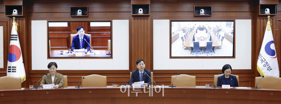 ▲구윤철 경제부총리 겸 기획재정부 장관이 10일 서울 종로구 정부서울청사에서 열린 산업경쟁력강화 관계장관회의에서 모두발언을 하고 있다. 조현호 기자 hyunho@