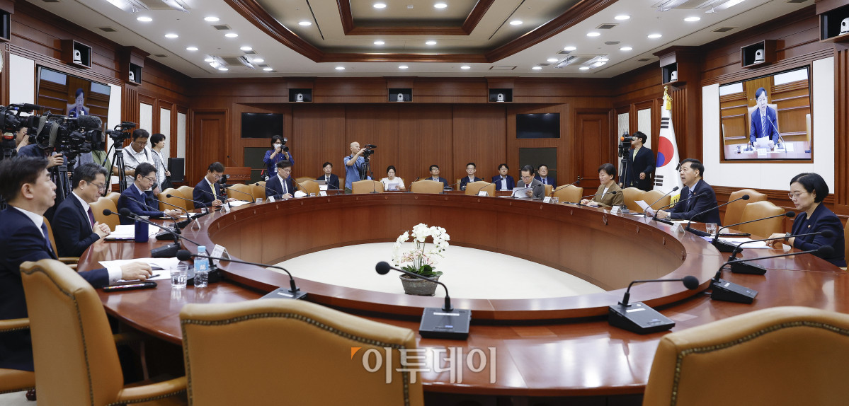 ▲구윤철 경제부총리 겸 기획재정부 장관이 10일 서울 종로구 정부서울청사에서 열린 산업경쟁력강화 관계장관회의에서 모두발언을 하고 있다. 조현호 기자 hyunho@