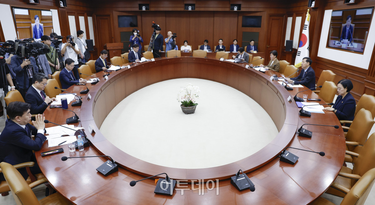 ▲구윤철 경제부총리 겸 기획재정부 장관이 10일 서울 종로구 정부서울청사에서 열린 산업경쟁력강화 관계장관회의에서 모두발언을 하고 있다. 조현호 기자 hyunho@