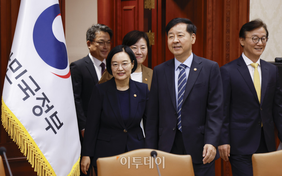 ▲구윤철(오른쪽 두 번째) 경제부총리 겸 기획재정부 장관, 전재수 해양수산부 장관, 송미령 농림축산식품부 장관, 한성숙 중소벤처기업부 장관이 10일 서울 종로구 정부서울청사에서 열린 산업경쟁력강화 관계장관회의에 참석하고 있다. 조현호 기자 hyunho@