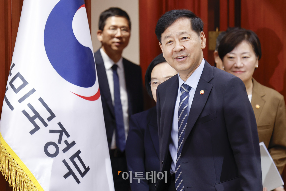 ▲구윤철 경제부총리 겸 기획재정부 장관이 10일 서울 종로구 정부서울청사에서 열린 산업경쟁력강화 관계장관회의에 참석하고 있다. 조현호 기자 hyunho@